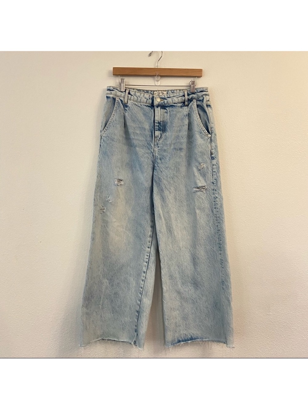 We The Free Kinsey Light Wash Distressed Wide Leg Cropped Jeans Size 28 acid - Picture 3 of 16